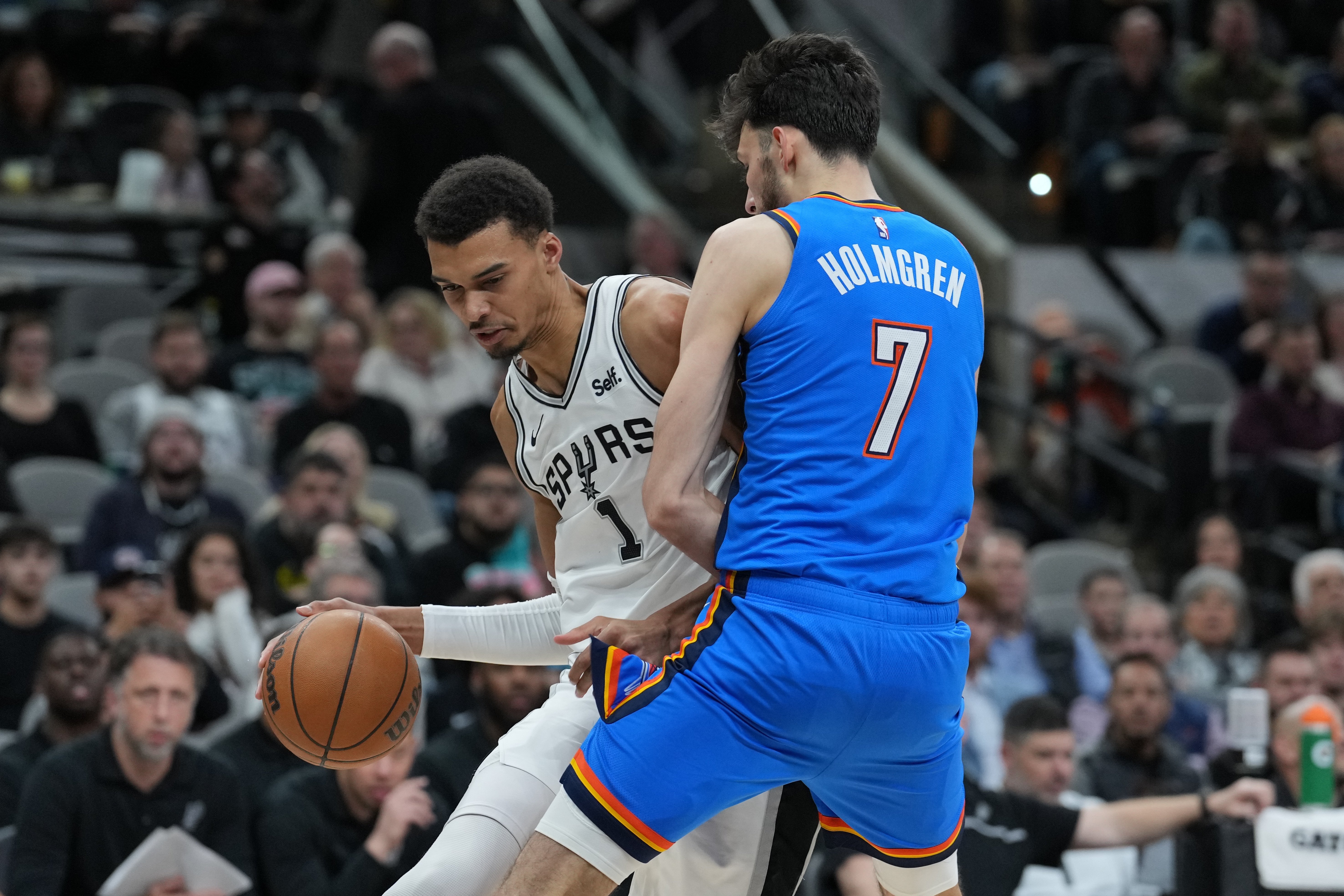 NBA直播-两度生吃！美网友：文班一打切特就来劲 文班拿捏对位&amp;切特有戒指