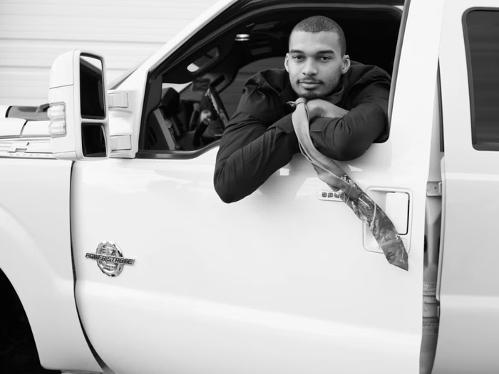 体育赛事直播-文班登上LOVE杂志：盖帽像毁掉对手的一天 学少林功夫是多年梦想|马刺|圣安东尼奥马刺队|夏洛特黄蜂队|孟菲斯灰熊|文班亚马_新浪体育_新浪新闻