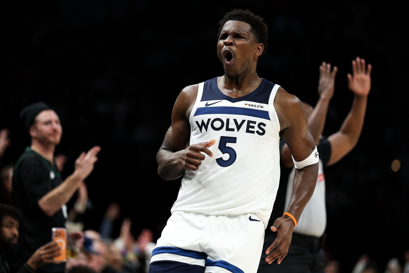 足球直播-没人能对得上！爱德华兹22中13狂轰42分8板5助 罚球12中12